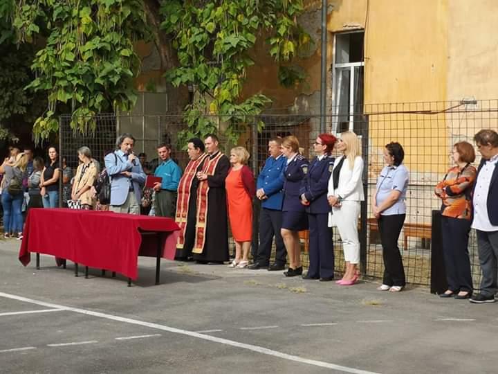 Clopoțelul a sunat încă o dată în toate instituțiile de învățământ pentru a anunța un nou start, cel al noului an școlar 2019-2020
☆ "O educație bună este izvorul întregului bine în lume."   ~Imanuel Kant ~ ☆
